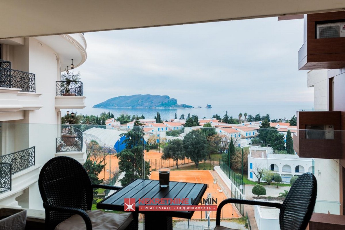 Jednosoban lux stan sa garažom i pogledom na more, Budva